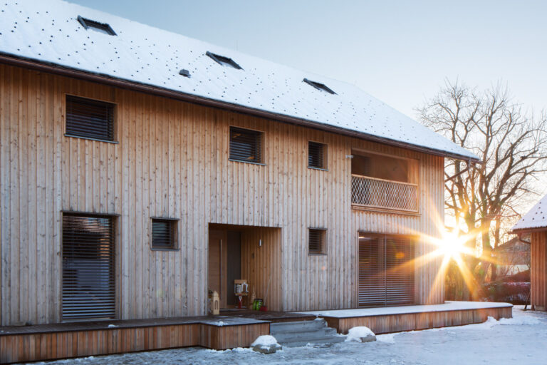 Wohnhaus Außenansicht in Holzbauweise im Winter