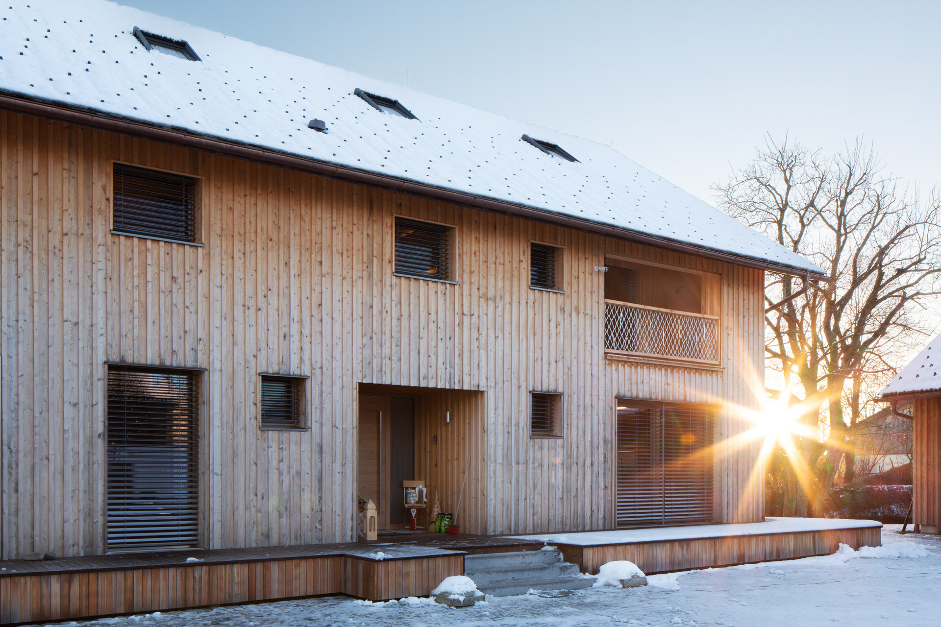 Wohnhaus Außenansicht in Holzbauweise im Winter