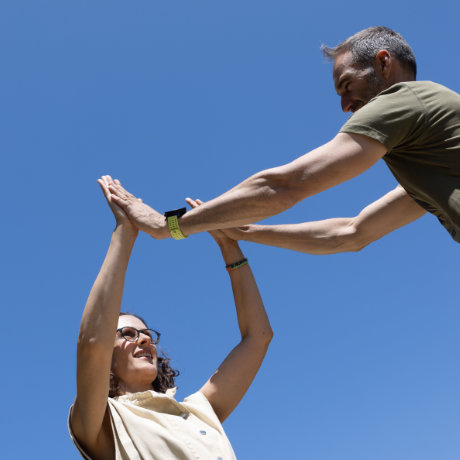 Team [getifo] PUR - Brigitte und Georg klatschen ab, blauer Himmel