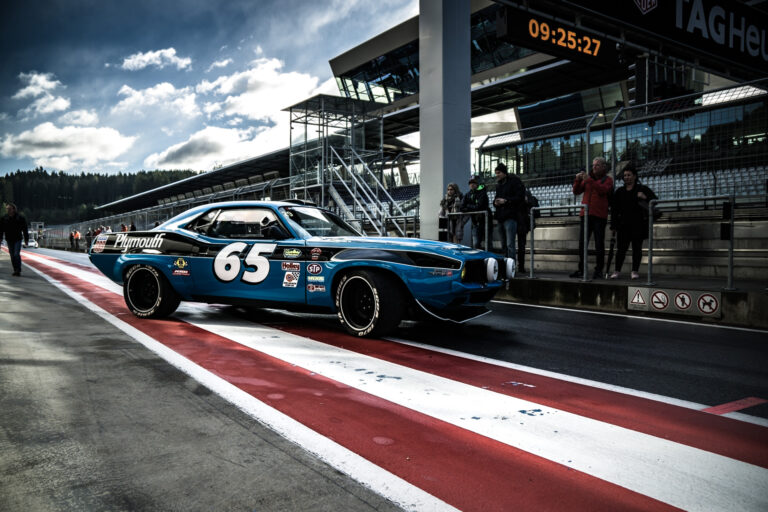 Bildserie shoppen: Veranstaltung am Red Bull Ring 2017, rot-weiß-roter Streifen auf Boxengasse, Fahrzeug blau Plymouth mit Startnummer 65