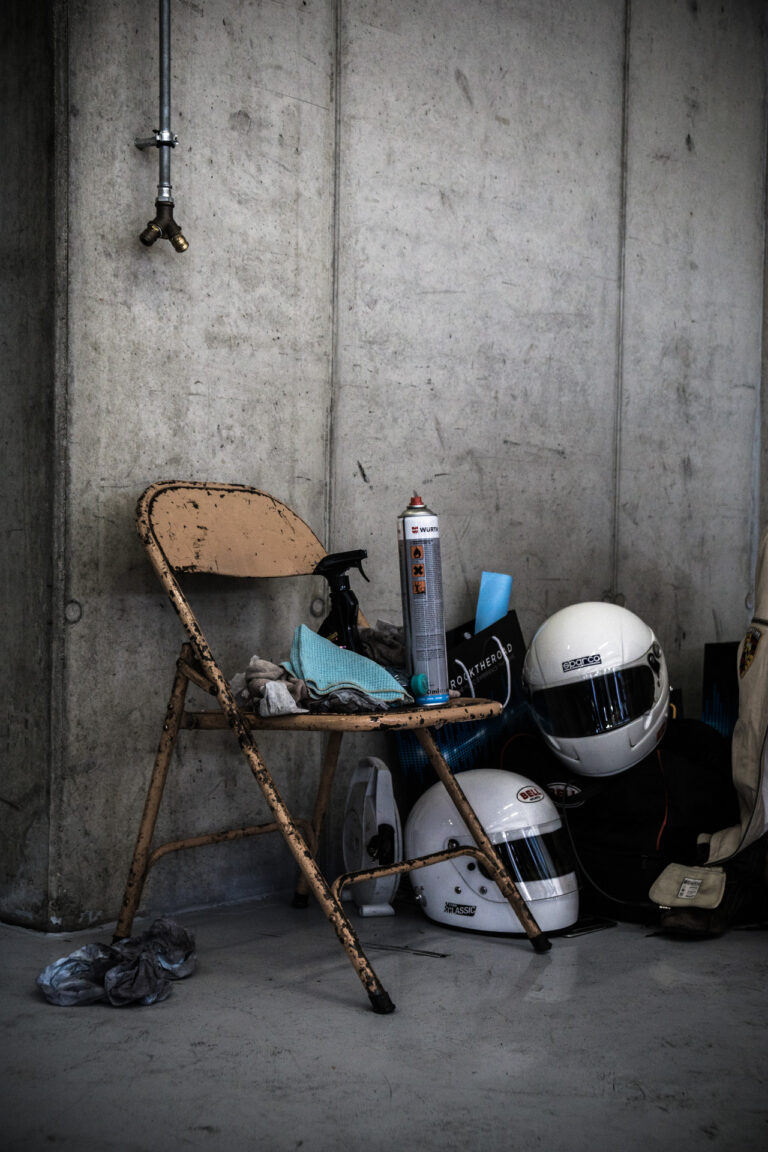 Bildserie shoppen: Veranstaltung am Red Bull Ring 2017, Garagenszene, alter Sessel, Helme, ölgetränktes Tuch, Spraydosen, usw.