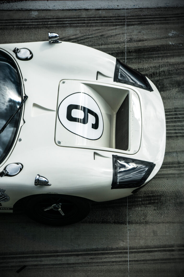 Bildserie shoppen: Veranstaltung am Red Bull Ring 2017, Blick von oben auf Motorhaube weiß in Start-Ziel