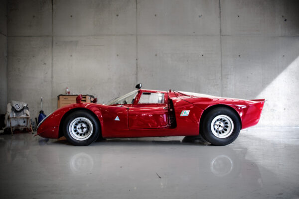 Bildserie shoppen: Veranstaltung am Red Bull Ring 2017, Rennauto in Garage Betonwände, Spiegelung am Boden