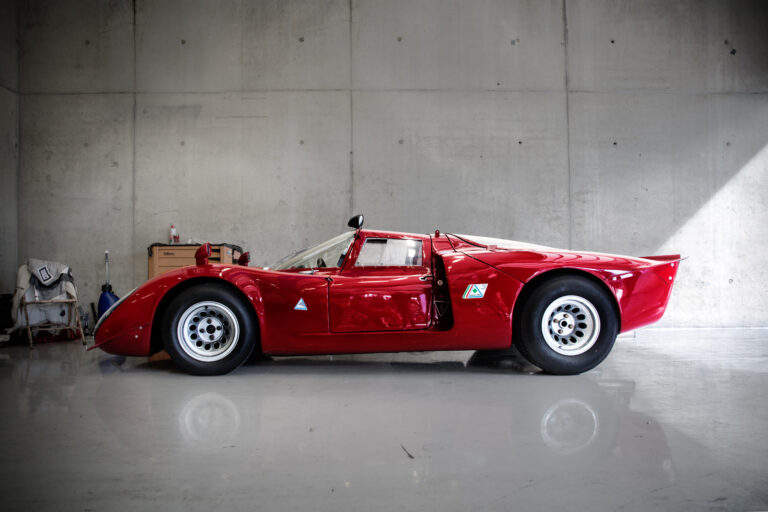 Bildserie shoppen: Veranstaltung am Red Bull Ring 2017, Rennauto in Garage Betonwände, Spiegelung am Boden